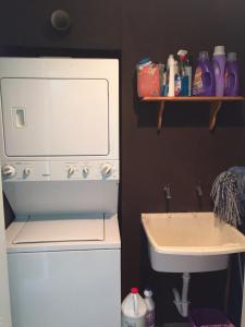 uma casa de banho com um lavatório, um WC e um espelho. em Comfortable Apartment in Boqueron - cash only em Cabo Rojo
