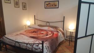 ローマにあるVilletta Angelinaのベッドルーム1室(ランプ2つ付)