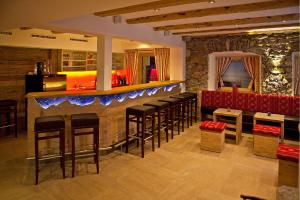 un bar in un ristorante con sedie e bancone di Landhotel Rauchenwalderhof a Mayrhofen