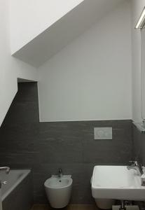 格里安泰卡德納比亞的住宿－Appartamento i Tulipani - 1，浴室配有盥洗盆、卫生间和浴缸。