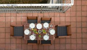 ウィーンにあるVienna Penthouse 2の煉瓦の壁に時計付きテーブルの上面