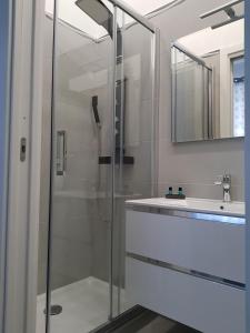 a bathroom with a glass shower and a sink at B&B Flora in Piazza Armerina
