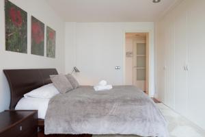 Een bed of bedden in een kamer bij Akira Flats Plaza Catalunya Centric apartments