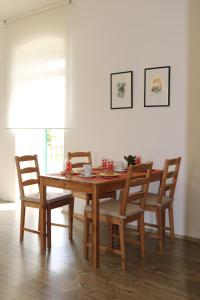 einen Esstisch mit 4 Stühlen, einem Tisch und einem Tisch in der Unterkunft Villa Zwei Zedern in Pićan