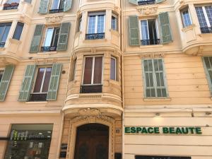 ボーソレイユにあるRenovated Apartment 3 minutes walking to Monacoの大きな建物