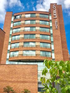un edificio con un cartel en el costado en Leblón Suites Hotel en Medellín