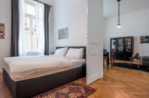 A bed or beds in a room at GRAND SOHO II Apartment Vienna