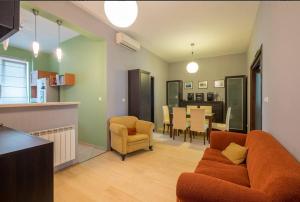 een woonkamer met een bank en een eetkamer bij Han Krum 2 Bedroom Central Flat in Sofia