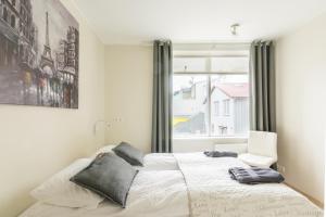 מיטה או מיטות בחדר ב-Acco Town Square Apartments