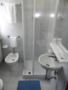 Et badeværelse på Hotel Villa Serena