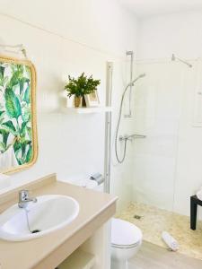 W łazience znajduje się umywalka, prysznic i toaleta. w obiekcie Cabaña Cala Saona w mieście Sant Francesc Xavier