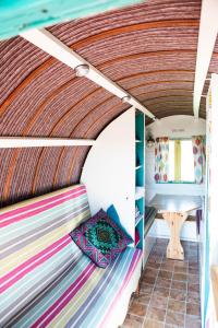 Postel nebo postele na pokoji v ubytování Clissmann Horse Caravans Glamping