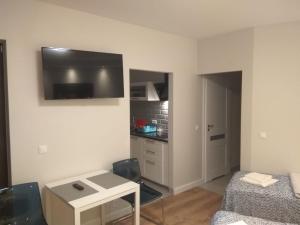 Televízia a/alebo spoločenská miestnosť v ubytovaní Klopot 4 Apartment