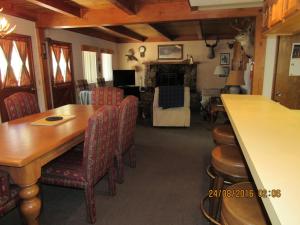 ein Esszimmer mit einem Tisch und Stühlen in der Unterkunft Miller's Outpost in Big Bear Lake