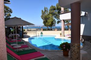 Bazén v ubytování Aybey Apart Hotel nebo v jeho okolí