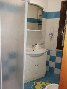 un baño con lavabo e inodoro en Stella Maris, en Favignana