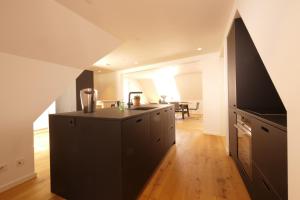 コペンハーゲンにあるCarolinas Apartment - RAP 5のキッチン(黒いキャビネット付)、ダイニングルーム