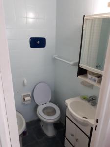 małą łazienkę z toaletą i umywalką w obiekcie Downtown Viamonte Apartment w BuenosAires