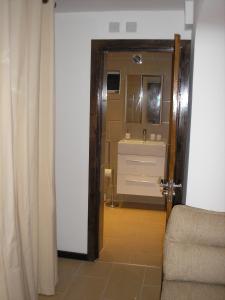 een badkamer met een wastafel en een spiegel bij Woodland Views in Milton Abbas