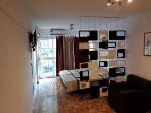 1 dormitorio con 1 cama y una pared de cajas en Downtown Viamonte Apartment en Buenos Aires