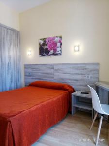 una camera con un letto con copriletto rosso di Hotel Yeste a Yeste