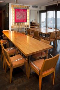 una sala da pranzo con tavoli e sedie in legno di Apartamentos Parot Quality a Santa Eularia des Riu