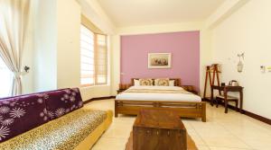 花蓮市にある相遇民宿Encounter Hostel - 證號 2153-附車位-English welcomeのベッドとソファのあるリビングルーム