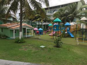ein Spielplatz mit Rutsche in einem Park in der Unterkunft Ancorar Flat Porto de Galinhas - Flat 1203-5205 in Porto De Galinhas