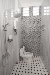 W łazience znajduje się prysznic i toaleta. w obiekcie Huis Van Gustafine Floor 1 w mieście Malang