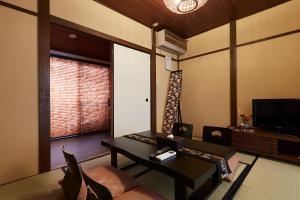 TV a/nebo společenská místnost v ubytování Ikoi Demachiyanagi