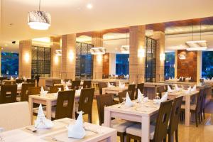 Restoran või mõni muu söögikoht majutusasutuses Lombok Raya Hotel
