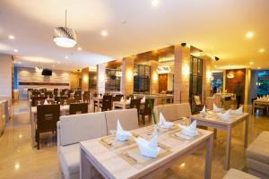 Restoran või mõni muu söögikoht majutusasutuses Lombok Raya Hotel