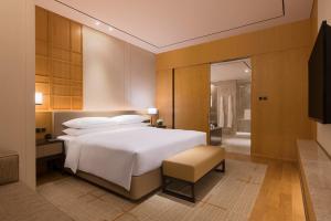 Postel nebo postele na pokoji v ubytování Hyatt Regency Shenzhen Airport