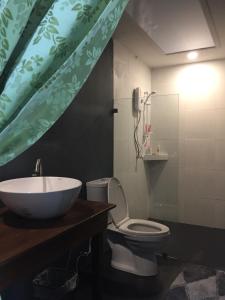 y baño con aseo blanco y lavamanos. en Anattaya Holiday Home, en Ko Yao Noi