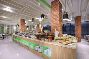 - une ligne de buffet dans un restaurant avec des plats en vedette dans l'établissement favehotel Bandara Tangerang, à Tangerang