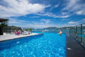 Der Swimmingpool an oder in der Nähe von Patong Signature Boutique Hotel