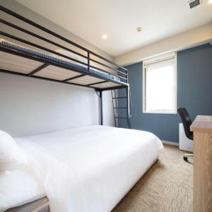 Bunk bed o mga bunk bed sa kuwarto sa Super Hotel Okinawa Nago