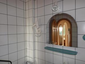 bagno con specchio a parete di Hévízi fecskefészek a Hévíz