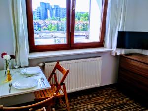 Televízia a/alebo spoločenská miestnosť v ubytovaní Vitalia Apart Rooms Bobrowiecka