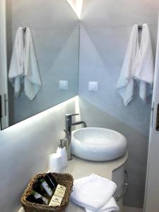Koupelna v ubytování Cavo Seaside Suites