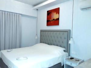 Postel nebo postele na pokoji v ubytování Cavo Seaside Suites