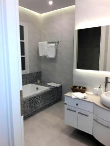 Koupelna v ubytování Cavo Seaside Suites