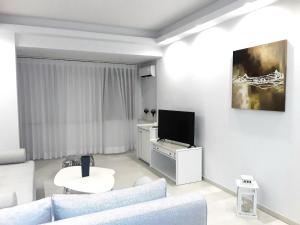 TV a/nebo společenská místnost v ubytování Cavo Seaside Suites