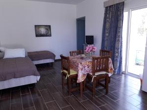 Postel nebo postele na pokoji v ubytování Petasos Apartments 1 + 37 fotografií