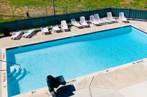 a swimming pool with lounge chairs and a group at Motel 6-Greenwood Village, CO - Denver - South Tech Center in Greenwood Village