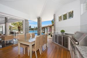 Una cocina y un comedor con mesa y sillas. en Coastal Elegance, en Gold Coast