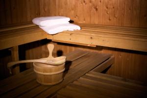 eine Sauna mit einem Holzlöffel und einem Handtuch in der Unterkunft pentahotel Kassel in Kassel