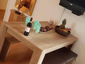 einen Tisch mit einer Flasche Wein und einer Schale Obst in der Unterkunft Apartment Cologne City in Köln