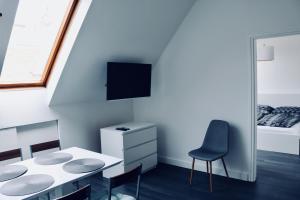 Mały pokój ze stołem i krzesłem w obiekcie Rozmaring Apartman Pécs w mieście Pecz