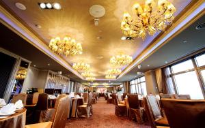 The Howard Prince Hotel Taichung tesisinde bir restoran veya yemek mekanı